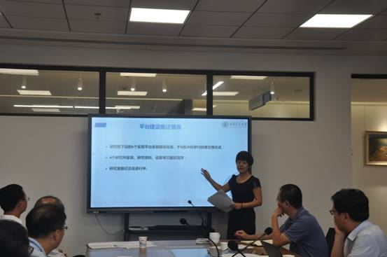 会议室里的人们描述已自动生成