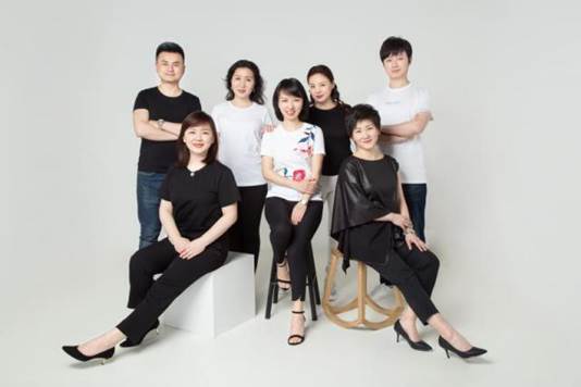 《交响音乐赏析》混合式课程团队照片(成人直播
曹耿献)